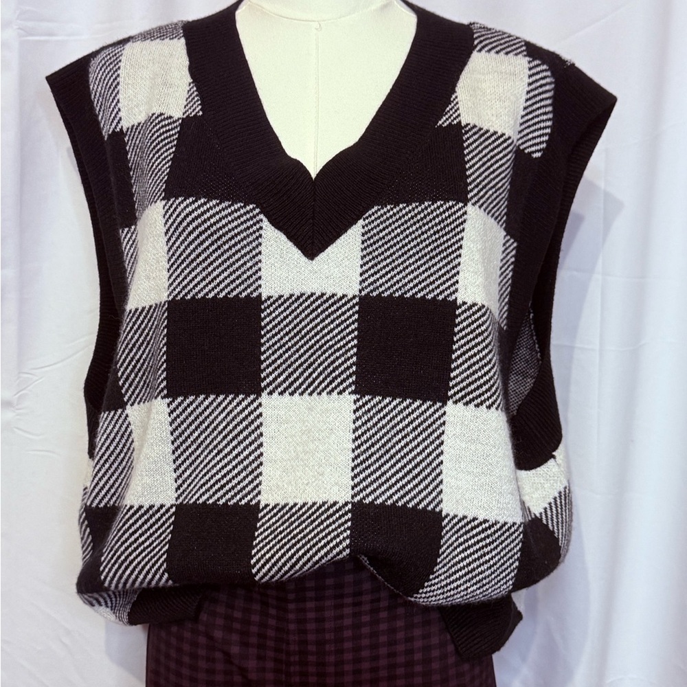 Divided H&M Black & White Buffalo Plaid Knit Vest
